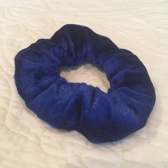 ♦️Velvet Hair Scrunchies Set of 3 - Picture 2 of 8